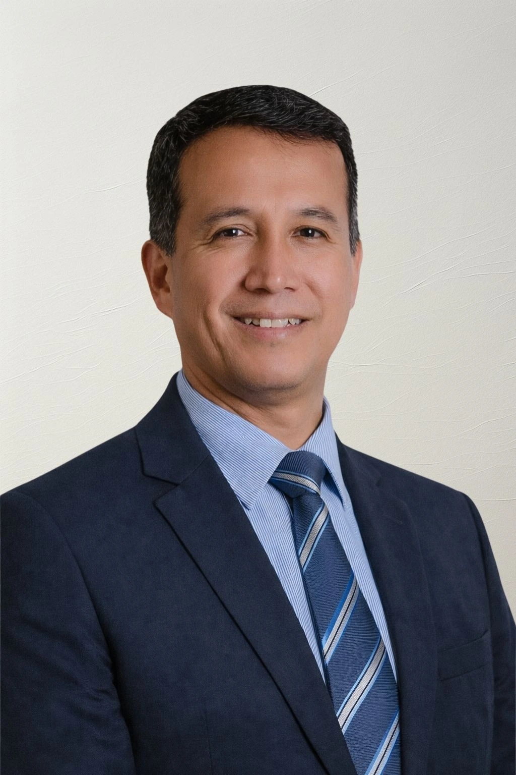 Dr. César Alva